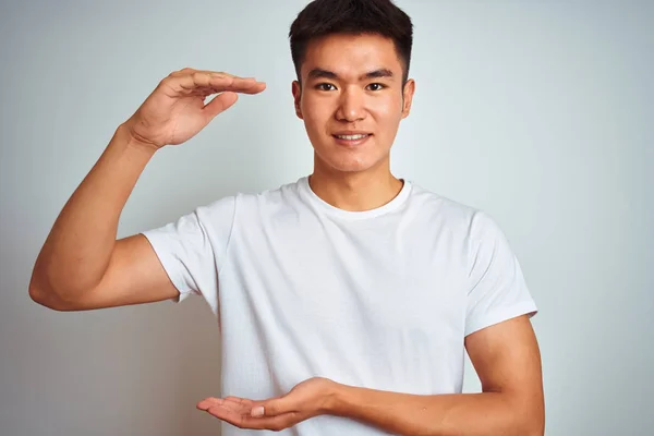 Молода Азіатська Китайська Людина Носить Футболку Стоячи Над Ізольованою Білої — стокове фото