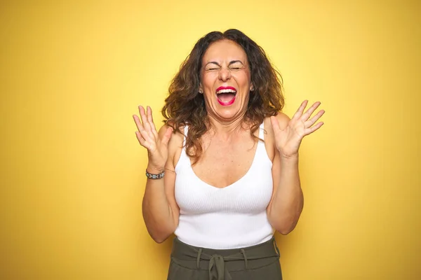 Femme Âgée Moyen Âge Avec Les Cheveux Bouclés Debout Sur — Photo