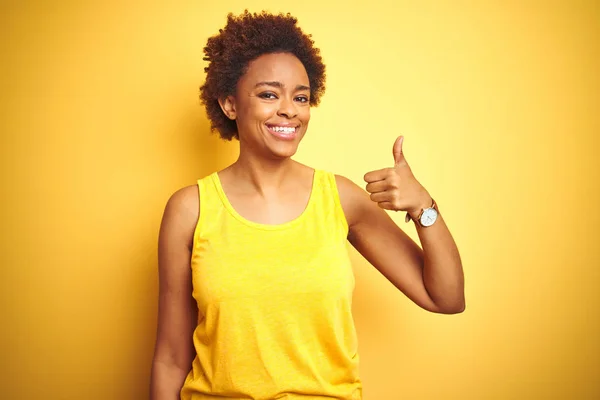Beauitul African American Vrouw Dragen Zomer Shirt Geïsoleerde Gele Achtergrond — Stockfoto