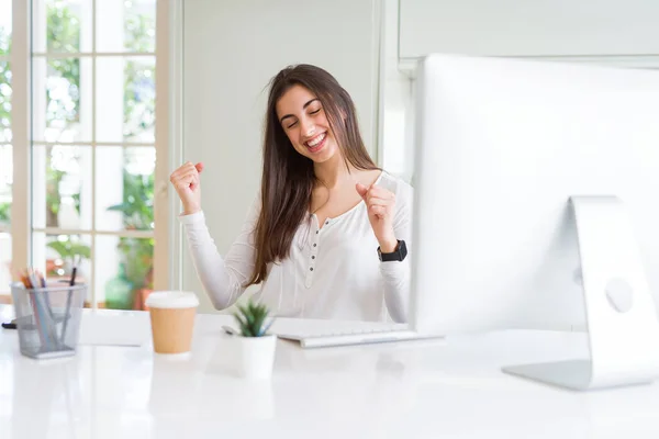 Hermosa Mujer Joven Que Trabaja Usando Computadora Muy Feliz Emocionada —  Fotos de Stock
