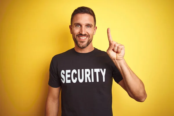 Jovem Salvaguardar Homem Vestindo Uniforme Segurança Sobre Amarelo Isolado Fundo — Fotografia de Stock