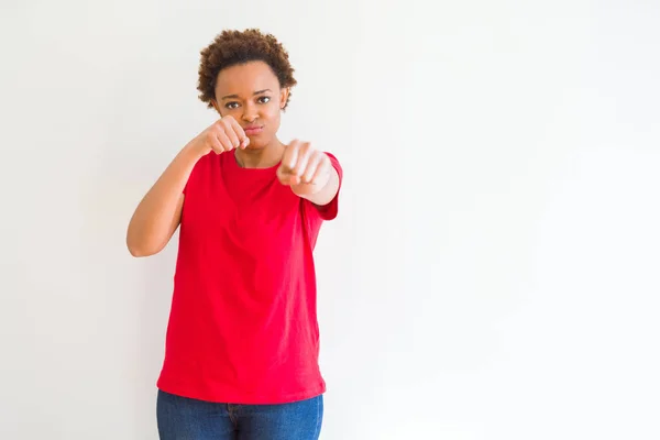 白い背景の上に若い美しいアフリカ系アメリカ人の女性は 戦うために拳をパンチ 攻撃的で怒っている攻撃 脅威と暴力 — ストック写真