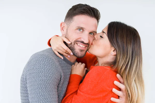 Mooie Jonge Verliefde Paar Zoenen Knuffelen Elkaar Romantische Relatie — Stockfoto