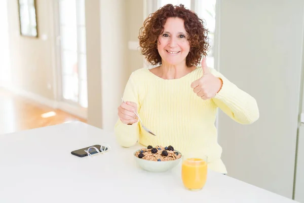 Старша Жінка Їсть Здоровий Сніданок Вранці Вдома Щаслива Великою Посмішкою — стокове фото