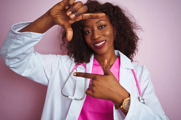 Médecin Afro Américain Femme Portant Stéthoscope Sur Fond Rose Isolé — Photo