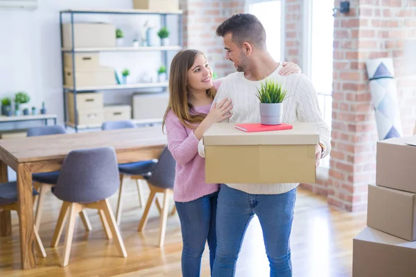 Junges schönes verliebtes Paar zieht mit Karte in ein neues Zuhause — Stockfoto