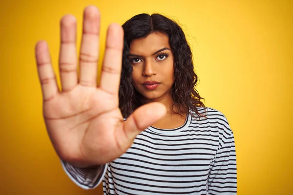 Mujer Transexual Transgénero Con Camiseta Rayas Sobre Fondo Amarillo Aislado — Foto de Stock