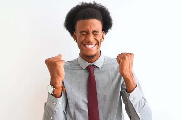 고립된 넥타이를 승리를 축하하는 미소를 지으며 성공을 기뻐하는 아프리카 미국인 — 스톡 사진