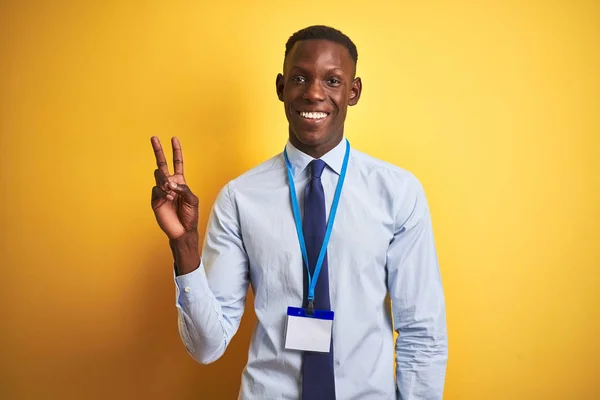 Afrikanischer Amerikanischer Geschäftsmann Mit Ausweis Vor Gelbem Hintergrund Lächelnd Mit — Stockfoto