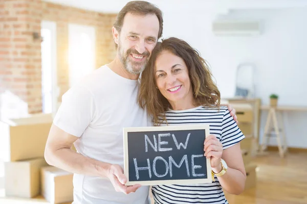 Casal Sênior Meia Idade Mudando Para Uma Nova Casa Sorrindo — Fotografia de Stock