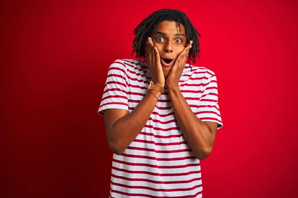 Jovem Afro Homem Com Dreadlocks Vestindo Listrado Shirt Sobre Isolado — Fotografia de Stock