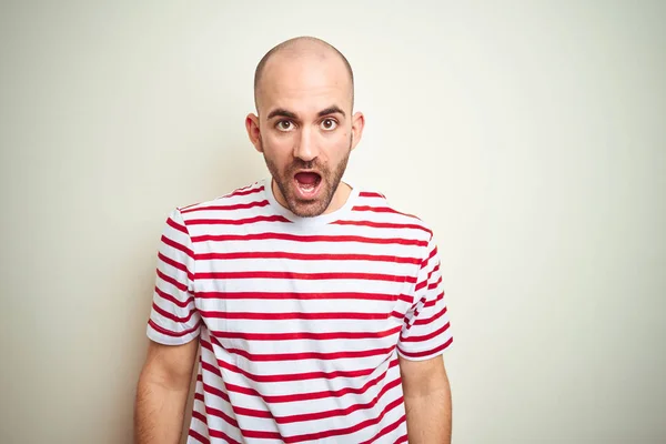 Jovem Careca Com Barba Vestindo Casual Listrado Camiseta Vermelha Sobre — Fotografia de Stock