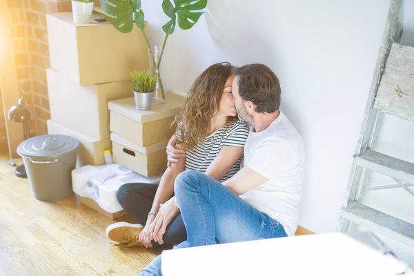 Starší Romantický Manželský Pár Lásce Sedí Podlaze Bytu Lepenkovou Krabicí — Stock fotografie