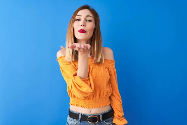 Mulher Ruiva Bonita Vestindo Camiseta Casual Laranja Sobre Fundo Azul — Fotografia de Stock