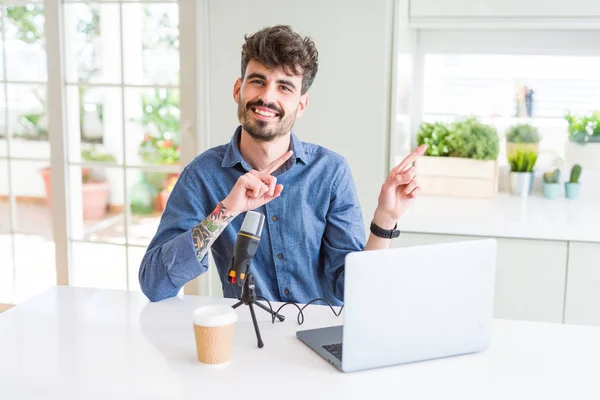 Jovem Gravação Podcast Usando Microfone Laptop Sorrindo Olhando Para Câmera — Fotografia de Stock