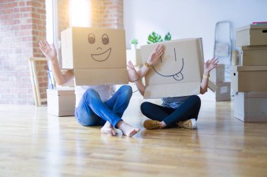 Mutlu yüzler ile komik karton kutular giyen çift