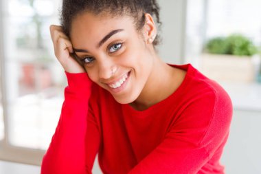 Güzel genç Afrikalı Amerikalı kadın neşeli, dinozor gülümsüyor