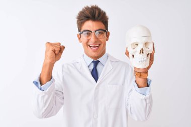 Gözlüklü yakışıklı doktor, beyaz arka planda kafatasını tutuyor gururla bağırıyor, zaferi ve başarıyı kutluyor. Çok heyecanlı, coşkulu bir duygu.