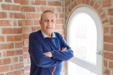 Yakışıklı orta yaş kıdemli neşeli, mutlu gülümseyen adam ve yerine koymak