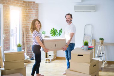 Orta yaş Senior çift yeni bir eve hareket, karton boks tutuyordum mutlu aşık Apartmant ile