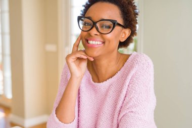 Afro saçlı gözlüklü güzel genç Afrika kadın