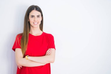 Beyaz izole arka plan üzerinde neşeli gülümseyen güzel genç kadın