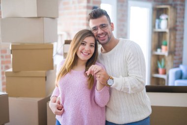 Genç neşeli çift mutlu gösteren düğün yüzük, yeni bir eve hareket nişan kutluyor gülümseyen