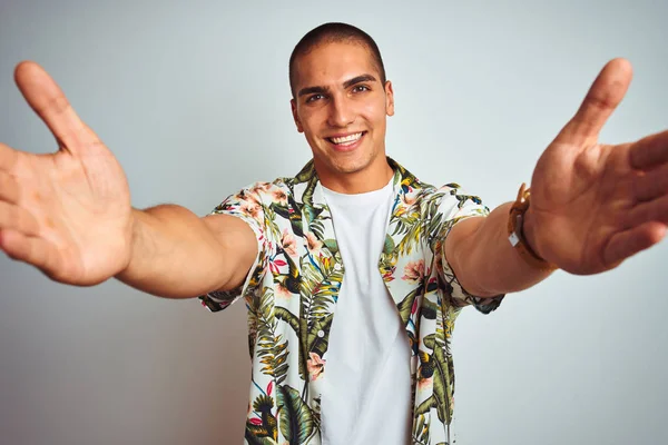 Ein Junger Gutaussehender Mann Urlaub Trägt Ein Hawaiianisches Hemd Vor — Stockfoto
