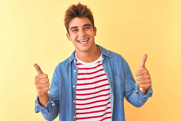 Homem Bonito Jovem Vestindo Camiseta Listrada Camisa Jeans Sobre Isolado — Fotografia de Stock