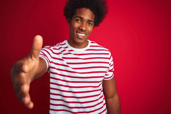 Jovem Americano Africano Com Cabelo Afro Vestindo Camiseta Listrada Sobre — Fotografia de Stock