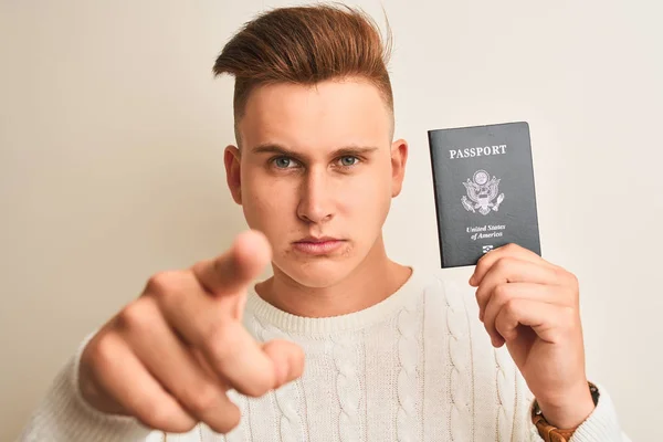 Młody Przystojny Mężczyzna Trzymający Paszport Usa Stany Zjednoczone Nad Odizolowanym — Zdjęcie stockowe