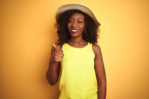 Fiatal Afro Amerikai Pólóban Sapkában Izolált Sárga Háttér Felett Boldog — Stock Fotó