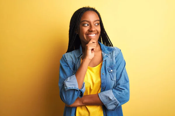 Jonge Afro Amerikaanse Vrouw Met Denim Shirt Geïsoleerde Gele Achtergrond — Stockfoto