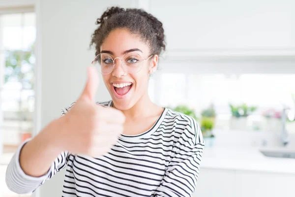 Beautiful Young African American Woman Afro Hair Wearing Glasses Doing — Stock Photo, Image