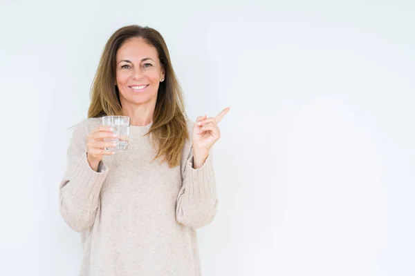 Medelålders Kvinna Dricker Glas Vatten Isolerade Bakgrund Mycket Glad Pekar — Stockfoto