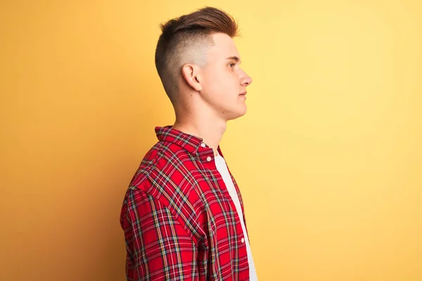 Joven Hombre Guapo Con Camisa Casual Pie Sobre Fondo Amarillo —  Fotos de Stock