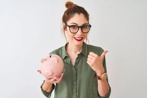 Mooie Redhead Vrouw Dragen Glazen Houden Piggy Bank Geïsoleerde Witte — Stockfoto