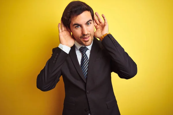 Joven Hombre Negocios Guapo Vistiendo Traje Corbata Pie Sobre Fondo —  Fotos de Stock