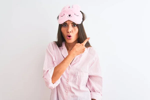 Jovem Mulher Bonita Vestindo Máscara Sono Pijama Sobre Fundo Branco — Fotografia de Stock