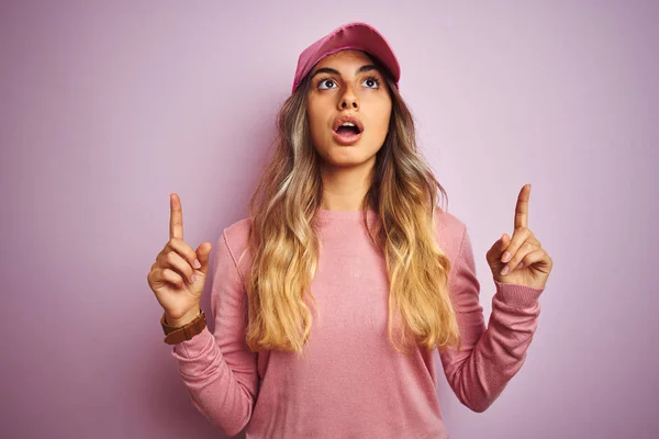 Joven Hermosa Mujer Con Gorra Sobre Rosa Aislado Fondo Asombrado — Foto de Stock