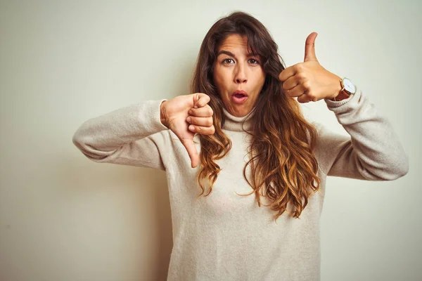 Jonge Mooie Vrouw Met Wintertrui Die Een Witte Geïsoleerde Achtergrond — Stockfoto