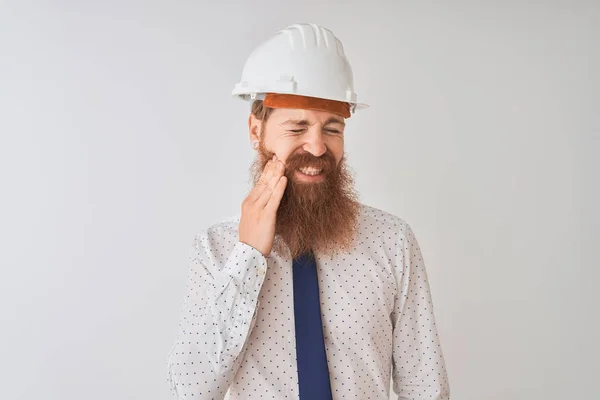 Joven Arquitecto Irlandés Pelirrojo Con Casco Seguridad Sobre Fondo Blanco —  Fotos de Stock