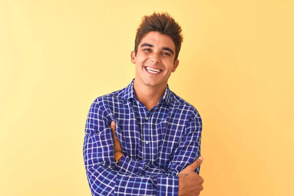 Junger Gutaussehender Mann Lässigem Hemd Der Vor Isoliertem Gelben Hintergrund — Stockfoto