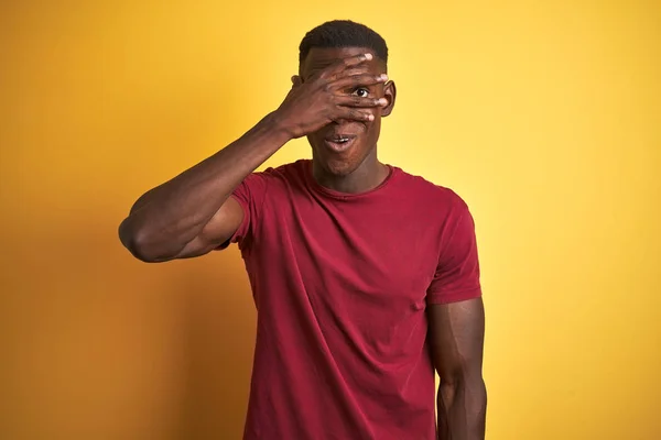 Fiatal Afroamerikai Férfi Viselt Piros Póló Állva Elszigetelt Sárga Háttér — Stock Fotó