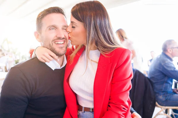 Jovem Casal Bonito Amor Sorrindo Feliz Beijando — Fotografia de Stock