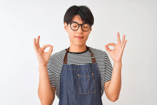 Camarero Chino Vestido Delantal Gafas Pie Sobre Fondo Blanco Aislado — Foto de Stock