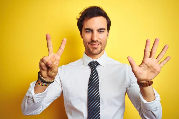 Joven Hombre Negocios Guapo Con Camisa Elegante Corbata Sobre Fondo — Foto de Stock