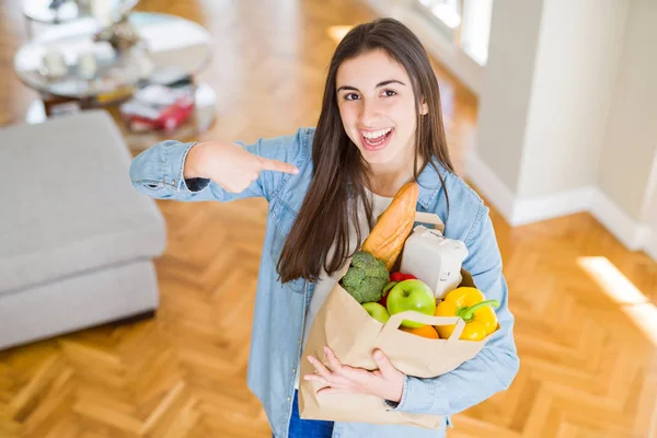 Mooie Jonge Vrouw Het Houden Van Papieren Zak Vol Gezonde — Stockfoto