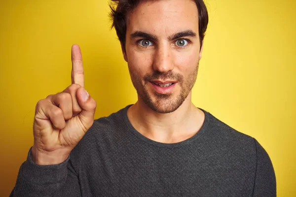 Jovem Homem Bonito Vestindo Camisola Casual Sobre Fundo Amarelo Isolado — Fotografia de Stock