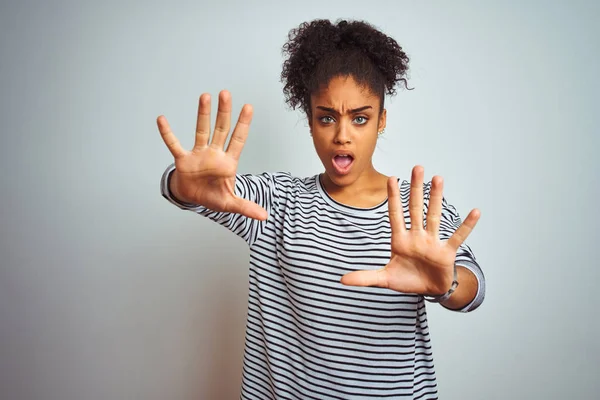 Mujer Afroamericana Vistiendo Camiseta Rayas Navy Pie Sobre Fondo Blanco —  Fotos de Stock